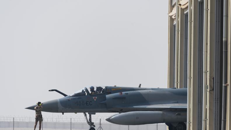 Un Mirage 2000-5 sort des hangars pour une mission. 