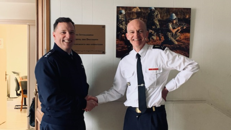 Le lieutenant-général Dagvin Anderson et le général de division aérienne Vincent Breton