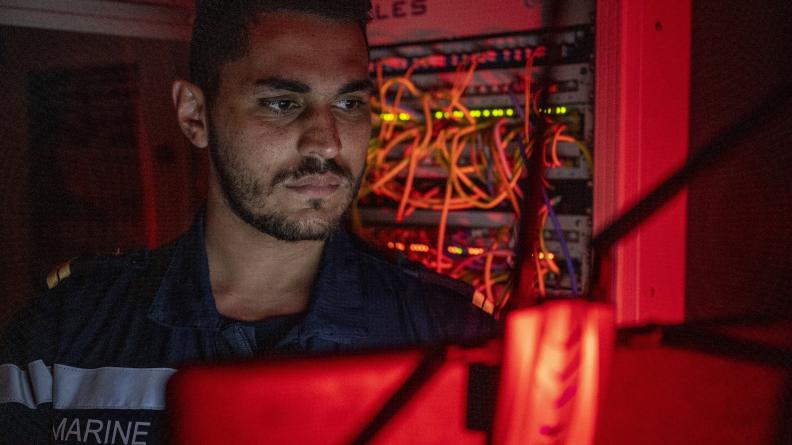 Cybercombattant en exercice