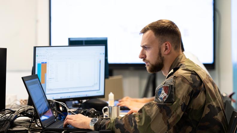Un lieutenant de l’armée de l’Air et de l’Espace lors d’un exercice cyber