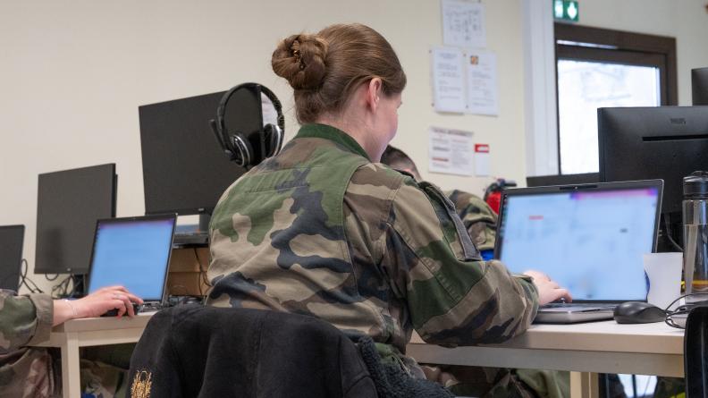 Cybercombattante pendant un exercice cyber