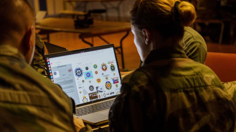 Cybercombattante spécialisée en lutte informatique d'influence (L2I)