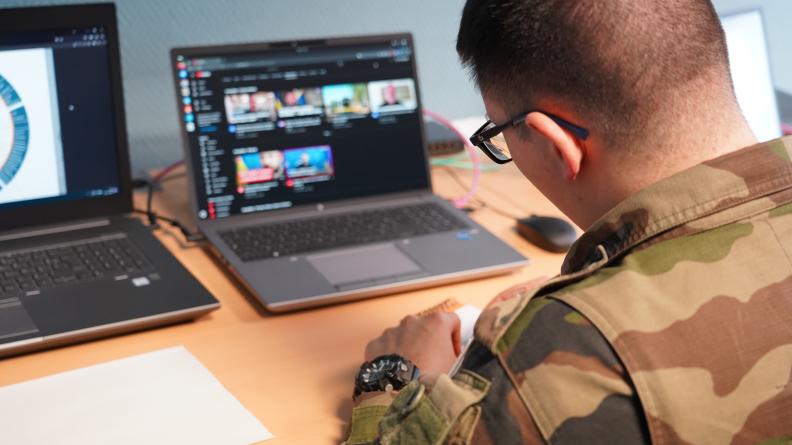 Cybercombattant effectuant des recherches en sources ouvertes durant l'exercice TAMERLAN