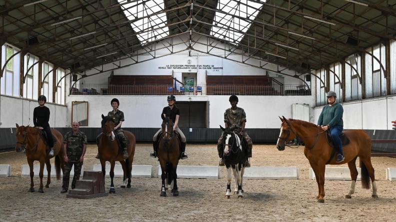 Cybercombattants qui font de l'équitation