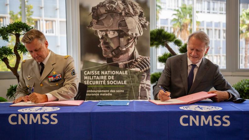 Le GCA Bonnemaison et le directeur de la CNMSS signent la convention de coopération
