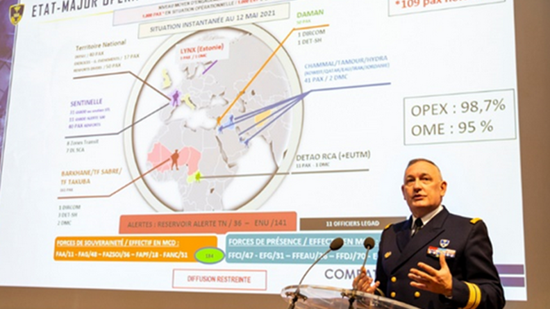 Le directeur central s’adresse aux élèves commissaires
