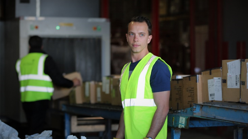 Le caporal-chef, est vaguemestre sur la base aérienne projetée au Levant