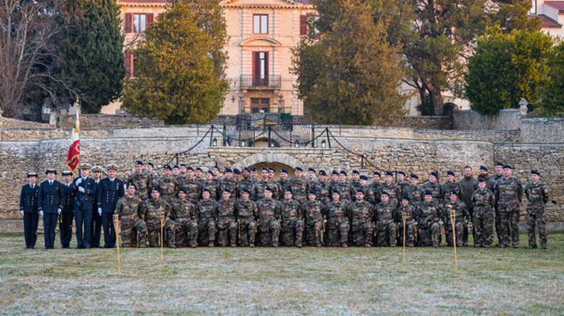 Première cérémonie de remise des épées aux commissaires sous contrat