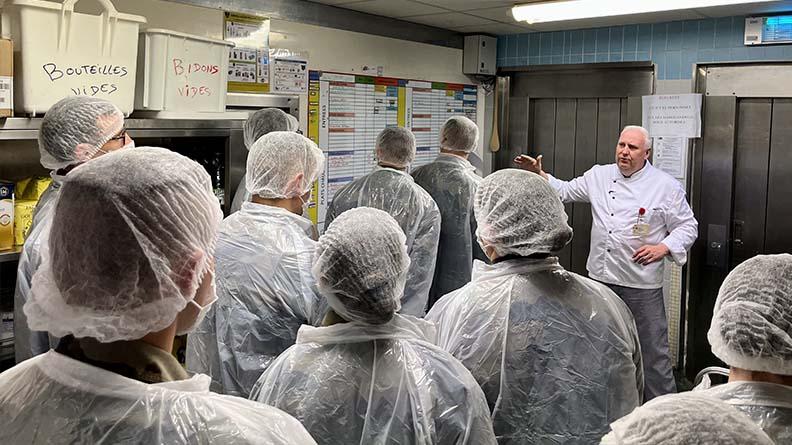 élèves commissaires en visite au centre de production alimentaire de Coëtquidan
