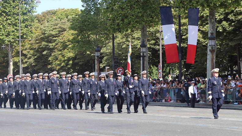 La promotion Intendant Général Daru défile sur les Champs-Elysées