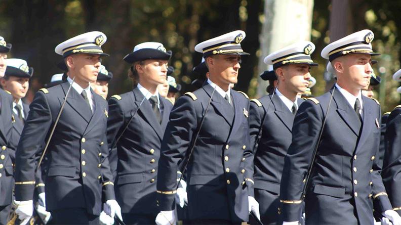 La promotion Intendant Général Daru défile sur les Champs-Elysées