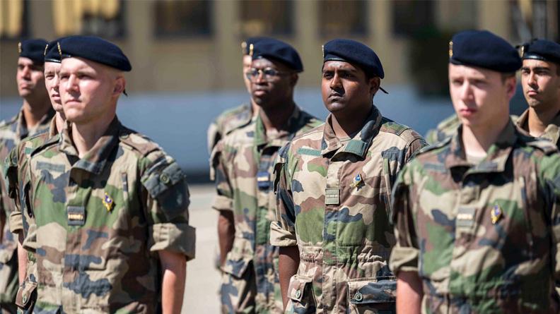 Les officiers sous contrat prêts à soutenir les forces