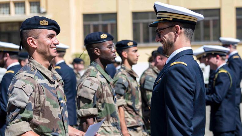Les officiers sous contrat prêts à soutenir les forces