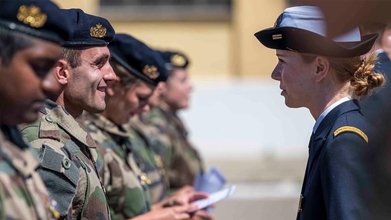 Les officiers sous contrat prêts à soutenir les forces