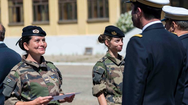Les officiers sous contrat prêts à soutenir les forces