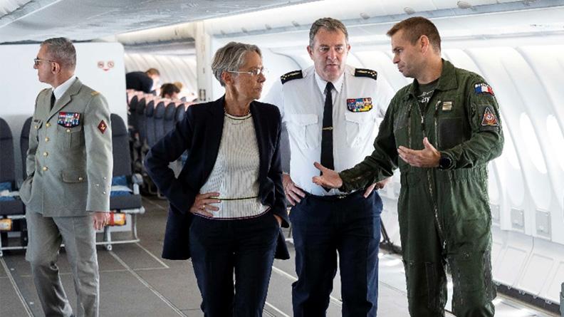 Madame Elisabeth BORNE, sur la base aérienne 942