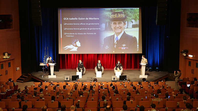 l’École de guerre interroge le sujet de la féminisation du leadership