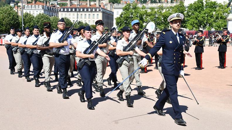 Premier défilé du GS LVV une section qui défile aux ordres du CR1 Xavier
