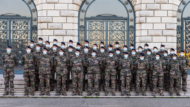 Les officiers sous contrat commissaires présentés au drapeau