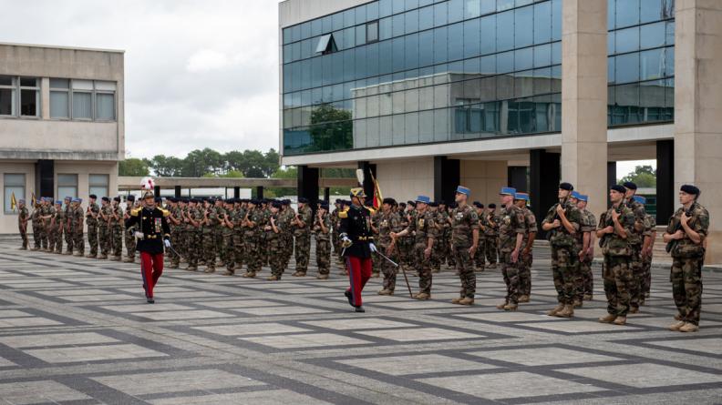 Les commissaires d’ancrage Terre présentés au drapeau de l’école spéciale militaire de Saint–Cyr