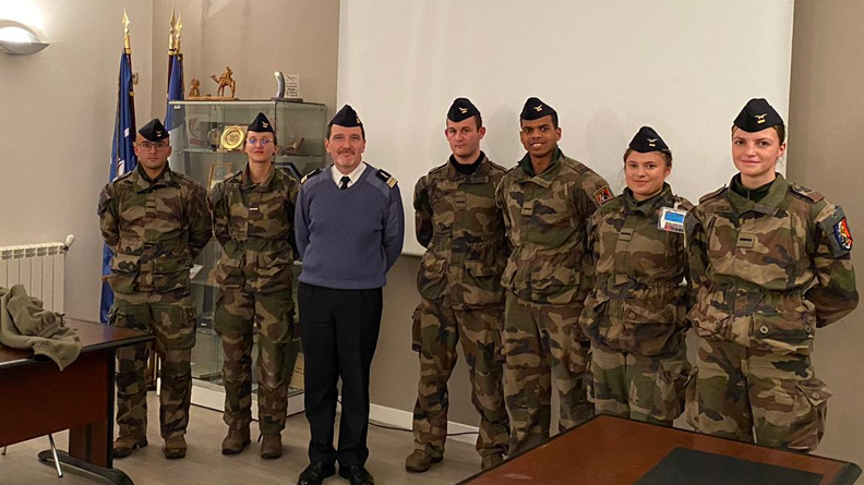 Les commissaires ancrage Air de la Promotion Intendant-Général Daru en stage de vol