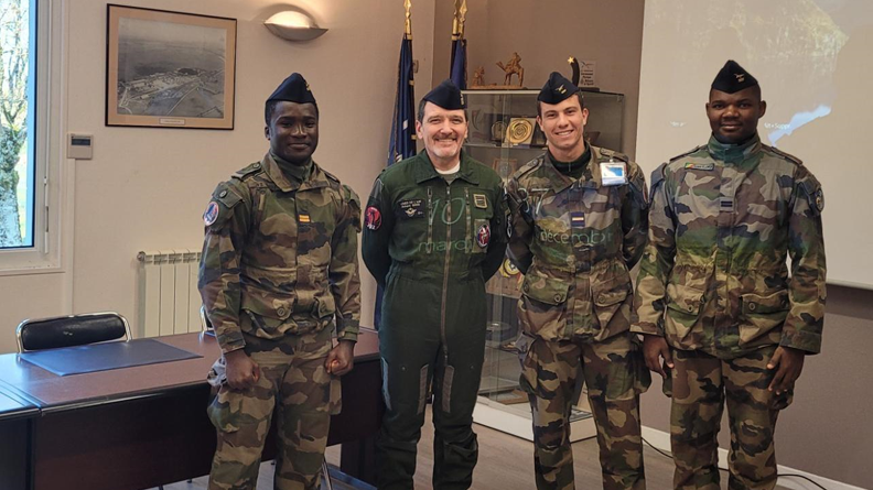 Les commissaires ancrage Air de la Promotion Intendant-Général Daru en stage de vol