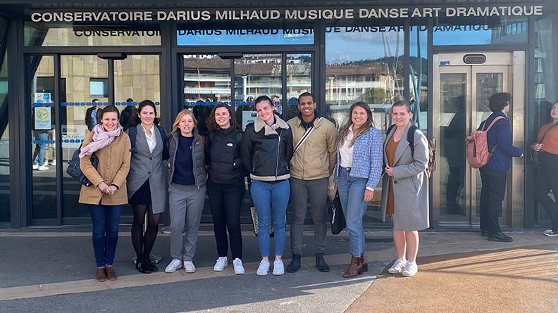 es commissaires aspirant devant le conservatoire d’Aix-en-Provence avant d’assister à la répétition 