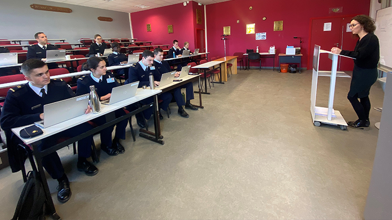 Les élèves issus d’un parcours non juridique découvrent les fondements du droit public