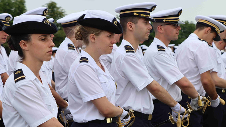 L’école des commissaires des armées prête à défiler sur l’avenue Foch !