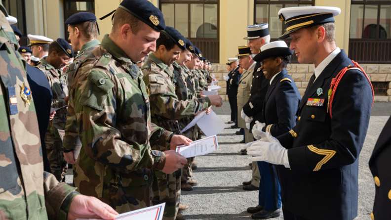 nouveaux officiers sous contrat commissaires prêts à soutenir les forces
