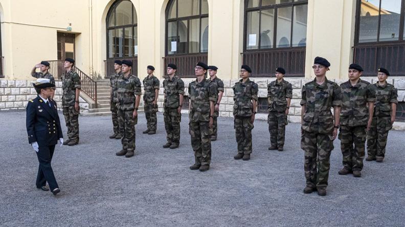 12 polytechniciens commissaires choisissent les métiers du soutien