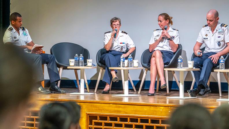 Tables rondes innovantes sur le commandement pour les élèves commissaires