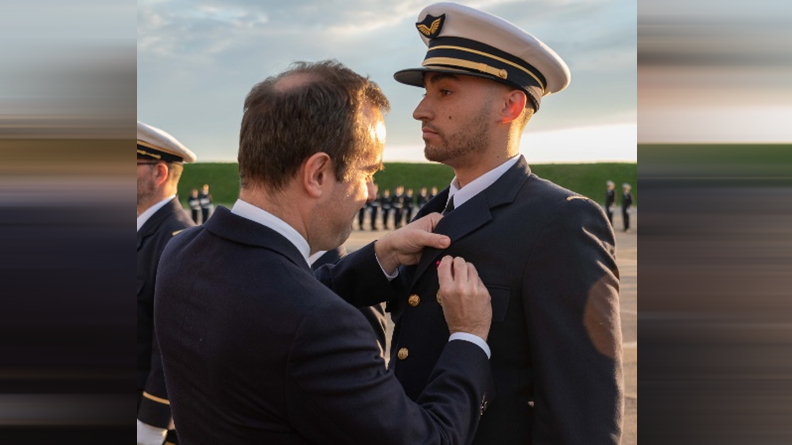 le Sergent Aloïs reçoit la médaille de la défense nationale 