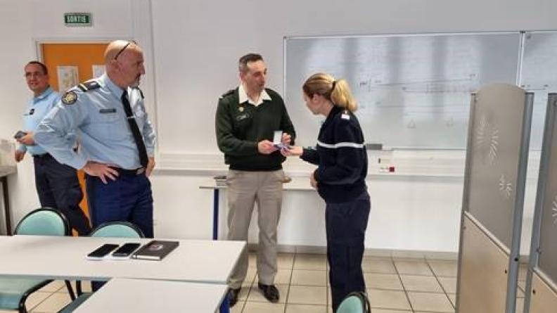 Remise de cadeau à la colonelle Maddy Scheurer, commandant le GGD63