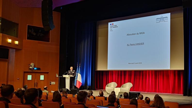 Sensibilisation aux futures missions des conflits avec le Major Général des Armées