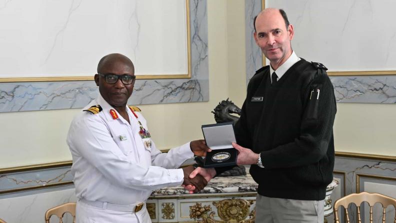Echange de cadeaux entre le Vice-amiral Danjuma Habson Moses et le GDI Philippe Pottier