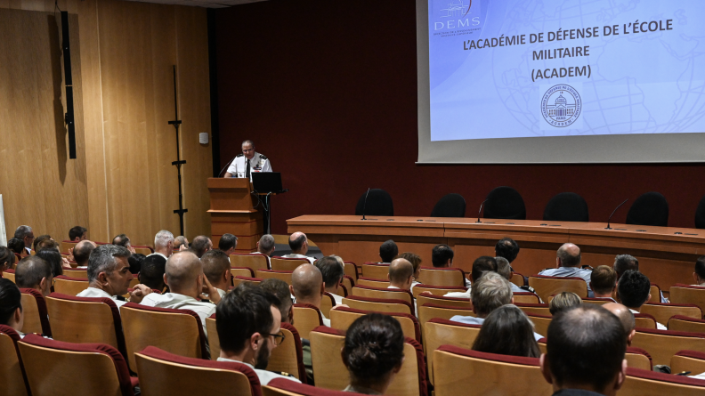 Le général Herfeld présente les avancées du projet d'Académie de défense de l'École militaire