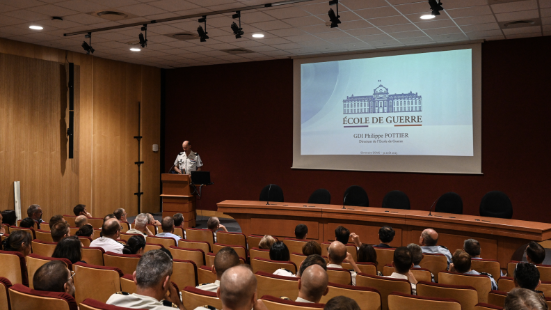 Le général Philippe Pottier présente l'École de guerre