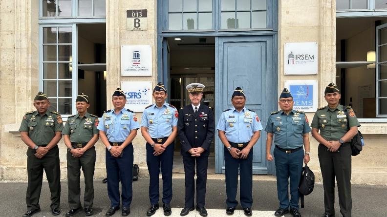 Le général Samsul Rizal, le général Didier Oustric et la délégation indonésienne