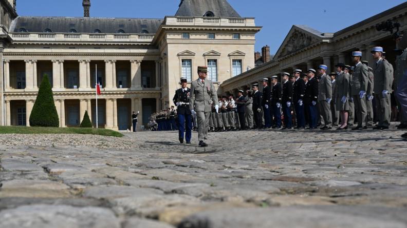 Le général de corps d'armée Benoît Durieux passe en revue les troupes
