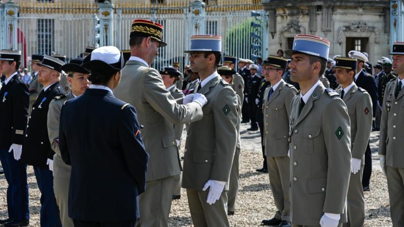 Le général de division Philippe Pottier, directeur de l'EDG, remet les insignes des brevets