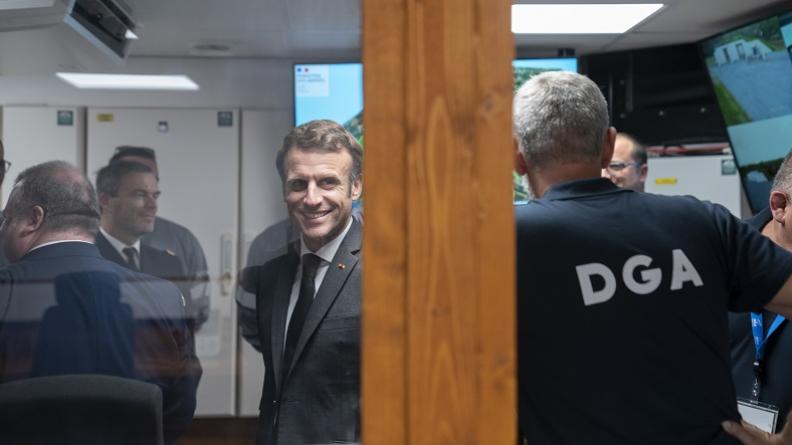 Visite d'Emmanuel Macron à DGA Techniques terrestres
