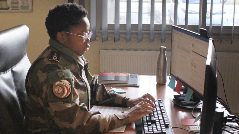 L'aspirante Alice sur son poste de travail