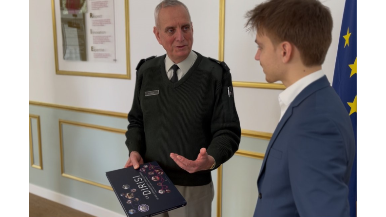Signature partenariat DIRISI / Aurlom - Général Benoît Roux et Monsieur Franck Attelan