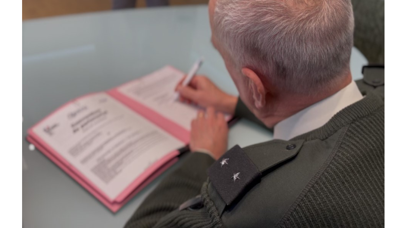 Signature partenariat DIRISI / Aurlom - Général Benoît Roux
