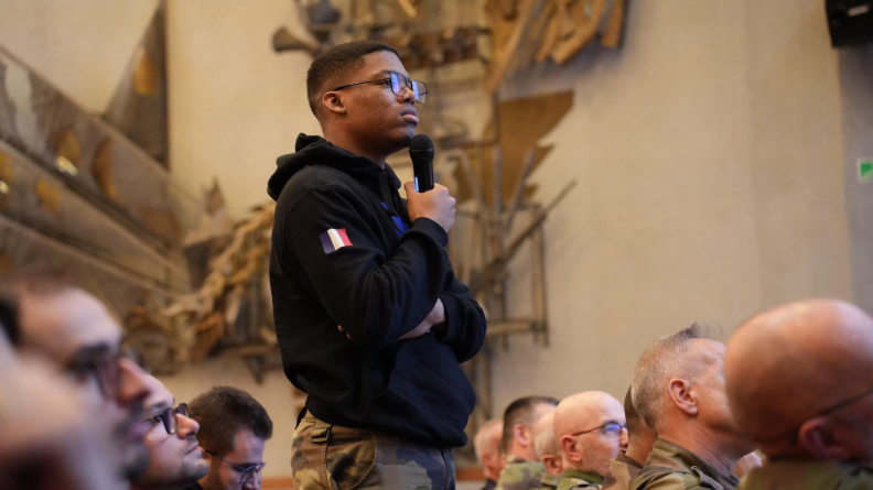 Le Sergent Nicolas lors d’un camp d’entrainement esport