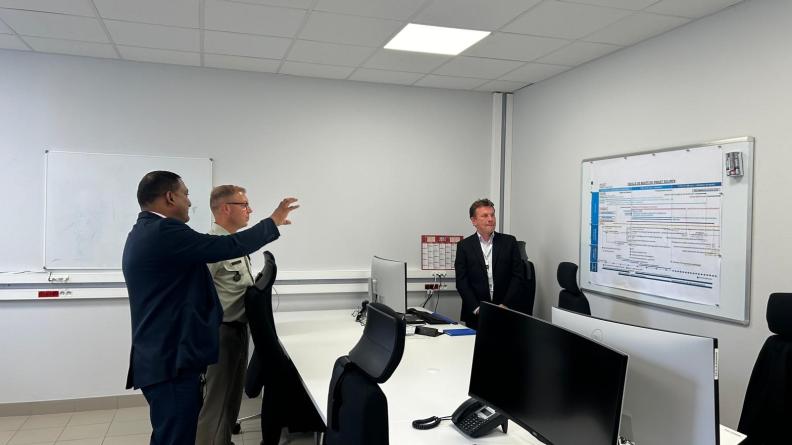 Le GCA Erwan ROLLAND, directeur central, et l'équipe SOLIMP