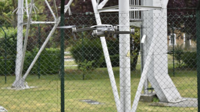 Surveillance drone de pylone