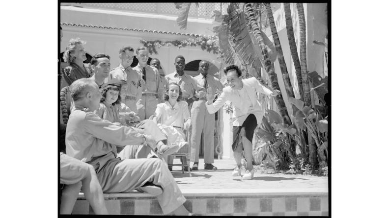 Exhibition de Joséphine Baker à Alger en juillet 1944, lors de la fête aérienne de la jeunesse
