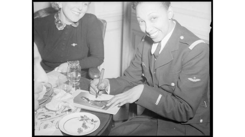 Joséphine Baker signe une carte à son effigie en novembre 1944